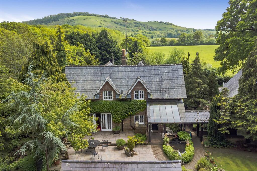 Photo of the Cattery and Cottage